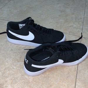 Nike SB Black and White Size 5 BRAND NEW